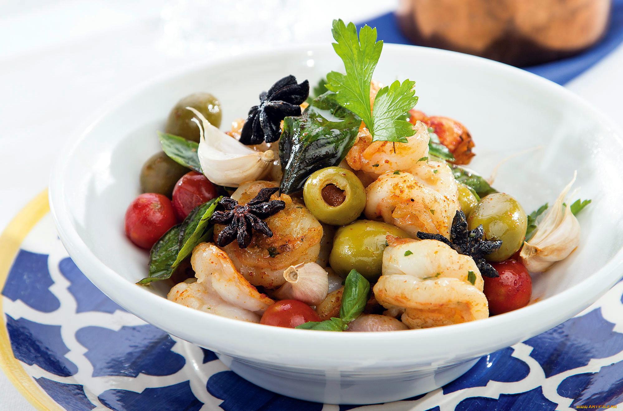 Морепродукты грибы. Салат с оливками. Салат с креветками и маслинами. Блюдо для оливок. Салат с креветками и оливками.